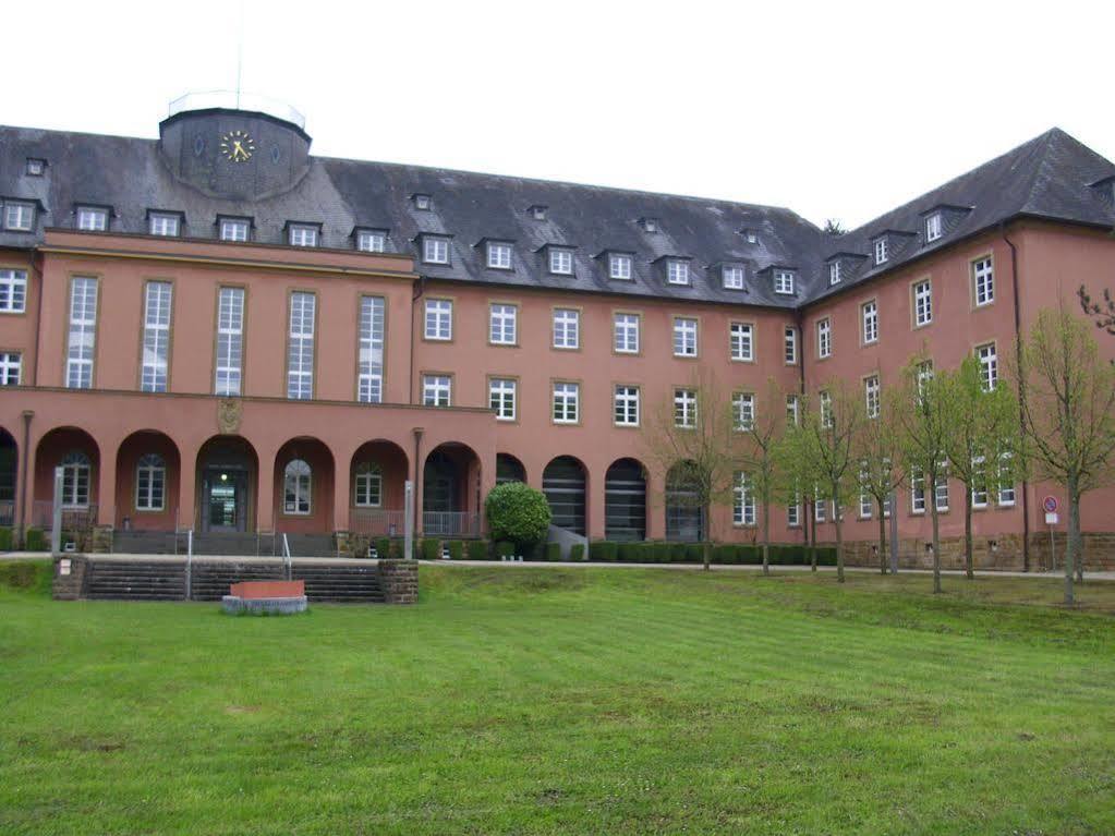 Отель Robert-Schuman-Haus Трир Экстерьер фото